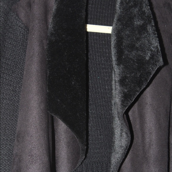 Black blazer with fur - Picture 2 of 2